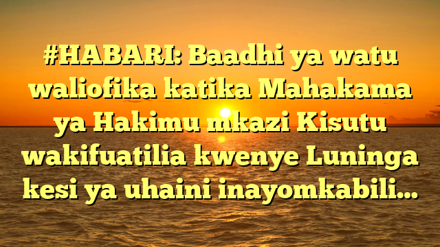 #HABARI: Baadhi ya watu waliofika katika Mahakama ya Hakimu mkazi Kisutu wakifuatilia kwenye Luninga kesi ya uhaini inayomkabili…
